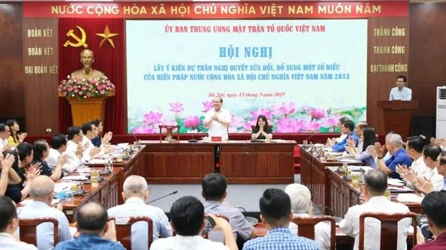 Quang cảnh một hội nghị lấy ý kiến đối với dự thảo nghị quyết hoi-nghi-1747300682176761442625.jpg