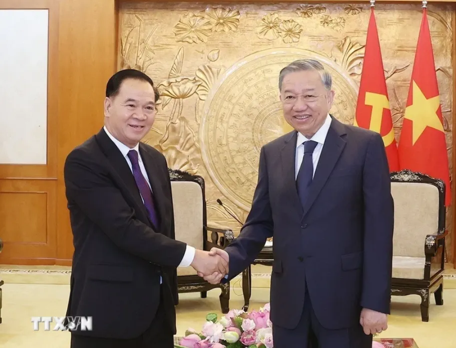 Tổng Bí thư Tô Lâm tiếp Bí thư Trung ương Đảng, Chánh Văn phòng Trung ương Đảng Nhân dân Cách mạng Lào Thongsalith Mangnomek. Ảnh: Thống Nhất/TTXVN Screenshot 2025-05-30 201358.png