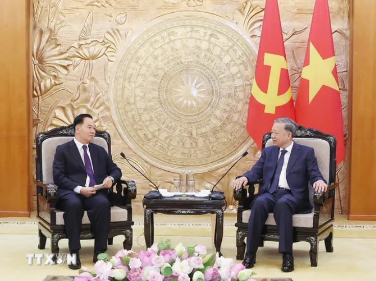 Tổng Bí thư Tô Lâm tiếp Bí thư Trung ương Đảng, Chánh Văn phòng Trung ương Đảng Nhân dân Cách mạng Lào Thongsalith Mangnomek. Ảnh: Thống Nhất/TTXVN Screenshot 2025-05-30 201712.png