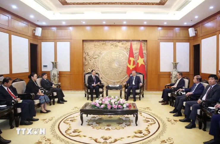 Tổng Bí thư Tô Lâm tiếp Bí thư Trung ương Đảng, Chánh Văn phòng Trung ương Đảng Nhân dân Cách mạng Lào Thongsalith Mangnomek. Ảnh: Thống Nhất/TTXVN Screenshot 2025-05-30 201820.png
