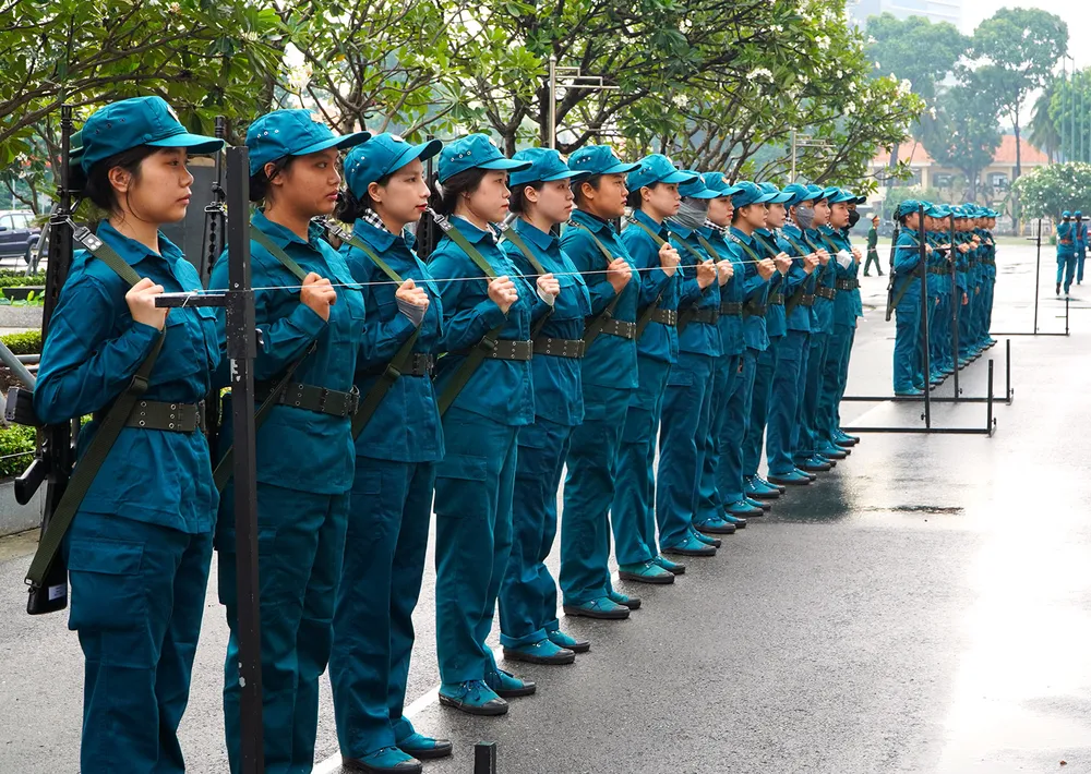 Khối nữ du kích miền Nam tập luyện tại Bộ Tư lệnh TPHCM. Ảnh: THANH CHIÊU #3a.jpg