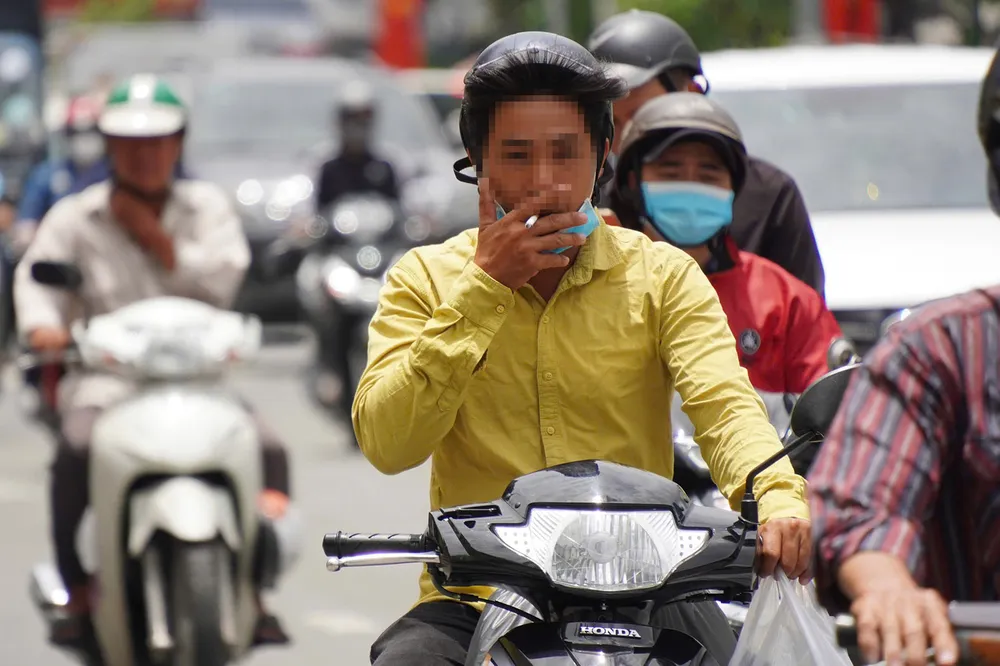 Hút thuốc lá gây ảnh hưởng xấu tới sức khỏe bản thân và những người xung quanh. Ảnh: HOÀNG HÙNG #4b.jpg