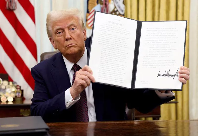 Tổng thống Donald Trump ký sắc lệnh thành lập quỹ dự trữ Bitcoin. Ảnh: CNN #8A.jpg