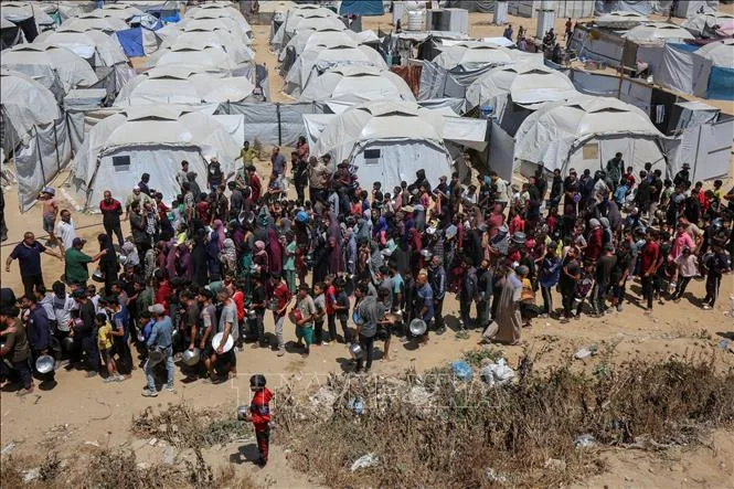 Người dân Palestine chờ nhận thức ăn cứu trợ tại thành phố Gaza ngày 28/5/2025. Ảnh: THX/TTXVN nguoi-palestine-.jpg