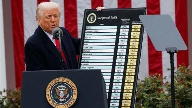 Tổng thống Mỹ Donald Trump công bố áp thuế diện rộng đối với gần như tất cả các đối tác thương mại của nước này, tại Washington DC., ngày 2/4/2025. Ảnh: IRNA/TTXVN