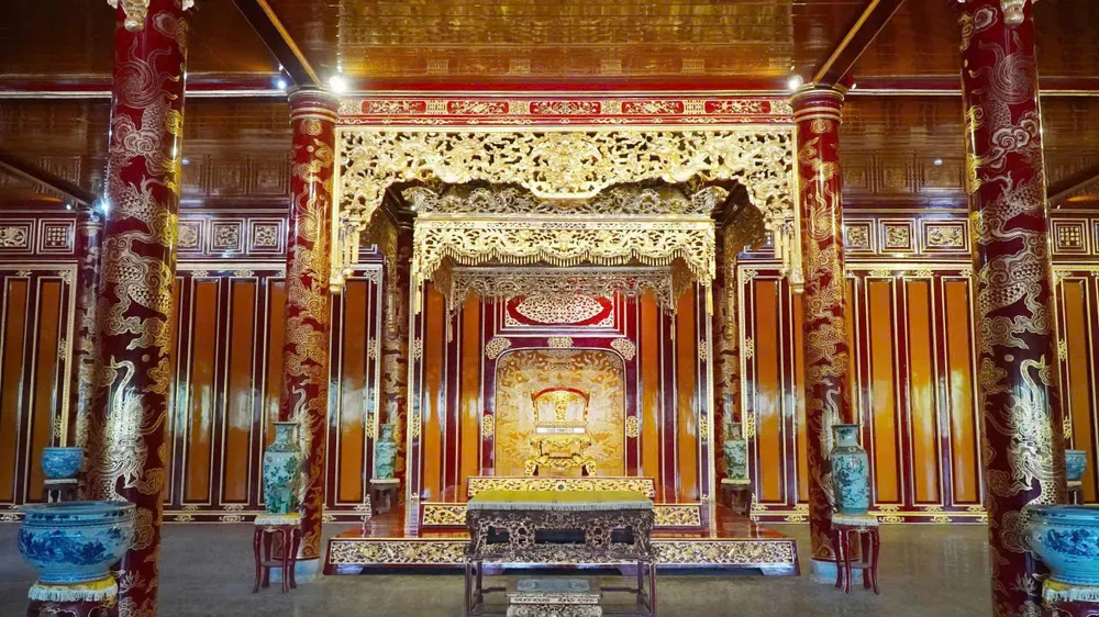 “Ngai vàng triều Nguyễn” bản sao trưng bày ở điện Thái Hòa sau khi bản gốc bị phá hỏng. Ảnh: VĂN THẮNG z6659944796074_71fc685640f6910d0fdb274e9a447f1d.jpg