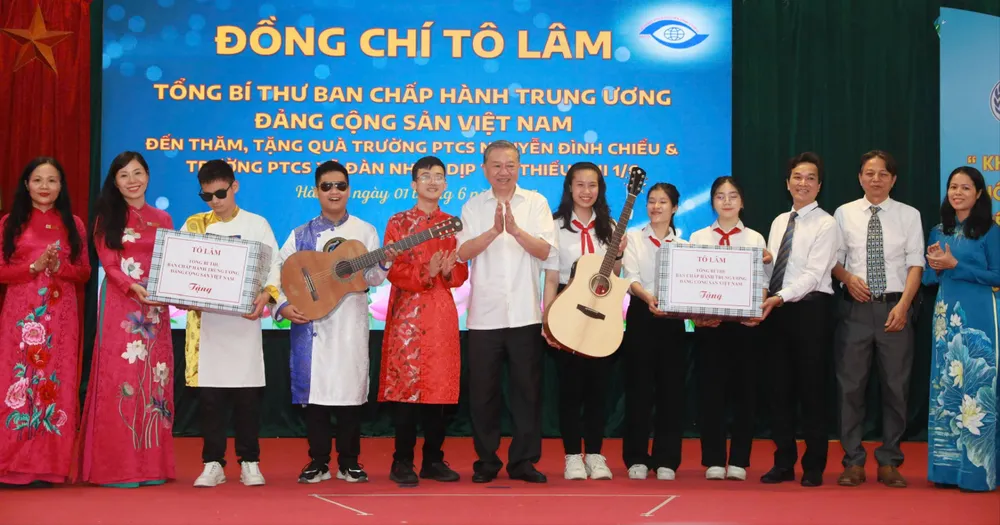 Tổng Bí thư Tô Lâm tặng quà cho học sinh Trường PTCS Nguyễn Đình Chiểu và Trường PTCS Xã Đàn. Ảnh: VIẾT CHUNG z6660342833636_f9461ee92fc834949e1bf07eacf9ca92.jpg