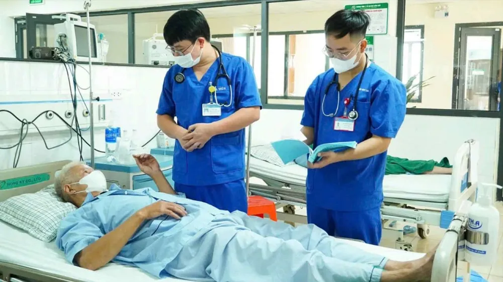 1 trường hợp nhập viện do say nắng đang được điều trị tại Trung tâm y tế huyện Cẩm Khê 5.jpg