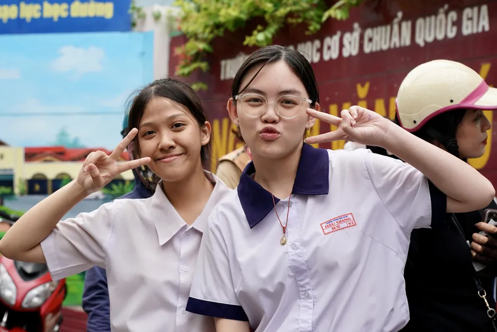 Niềm vui của các em học sinh sau khi thi môn Ngoại ngữ tại điểm thi trường THCS Nguyễn Văn Phú, quận 11. Ảnh: HOÀNG HÙNG 9hh04037-2230-4571.jpeg