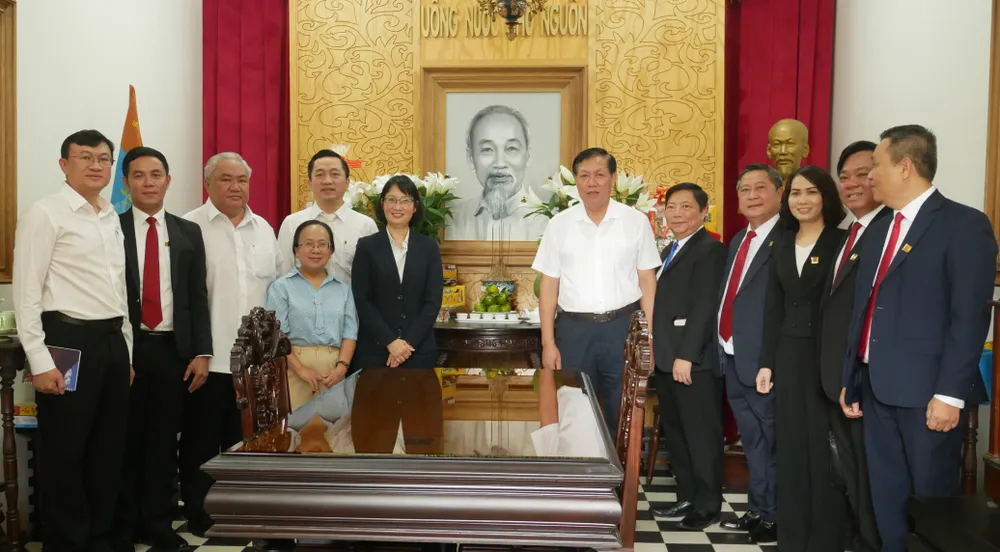Thứ trưởng Bộ Y tế Đỗ Xuân Tuyên và Phó Chủ tịch UBND TPHCM Trần Thị Diệu Thúy thăm Không gian Văn hóa Hồ Chí Minh tại Viện Pasteur TPHCM, sáng 6-6 a.JPG