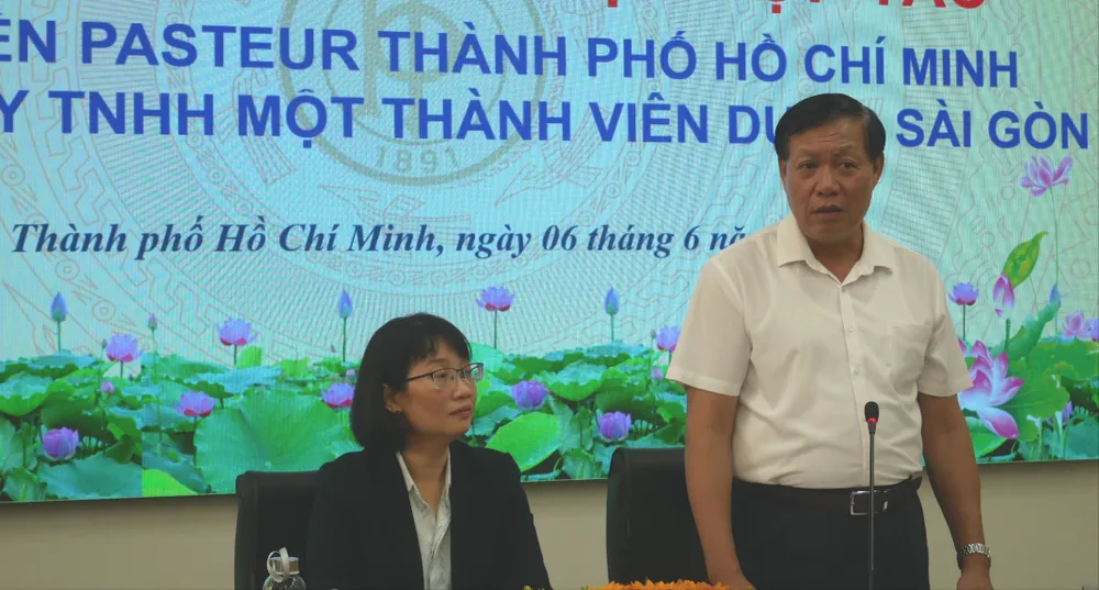 Thứ trưởng Bộ Y tế Đỗ Xuân Tuyên phát biểu chỉ đạo tại lễ ký kết c.JPG