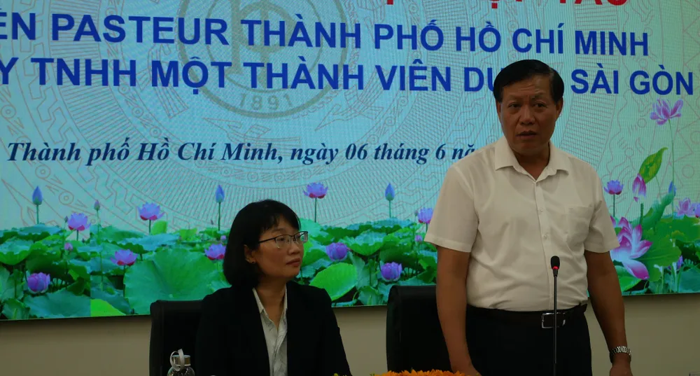 Thứ trưởng Bộ Y tế Đỗ Xuân Tuyên phát biểu chỉ đạo tại lễ ký kết c.JPG