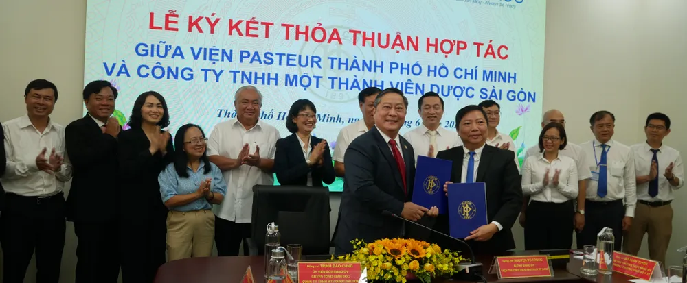 Lễ ký kết diễn ra sáng 6-6 d.JPG
