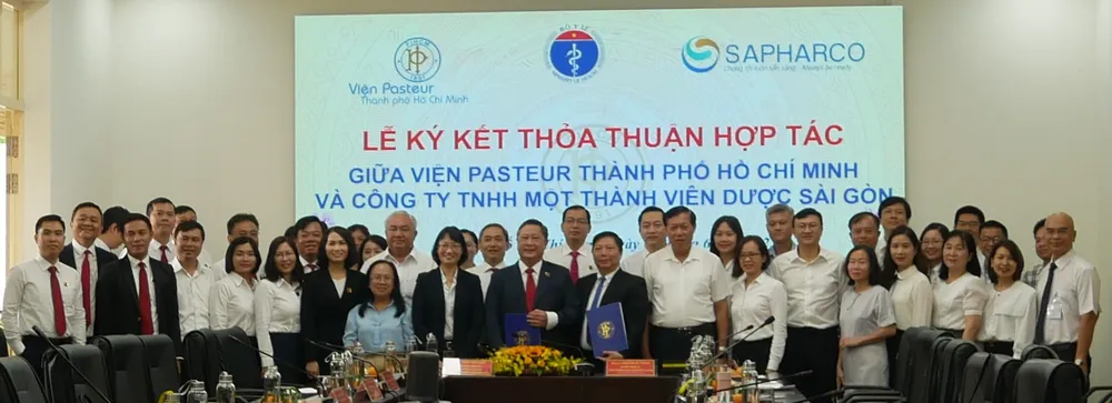 Các đại biểu chụp ảnh lưu niệm tại lễ ký kết f.JPG