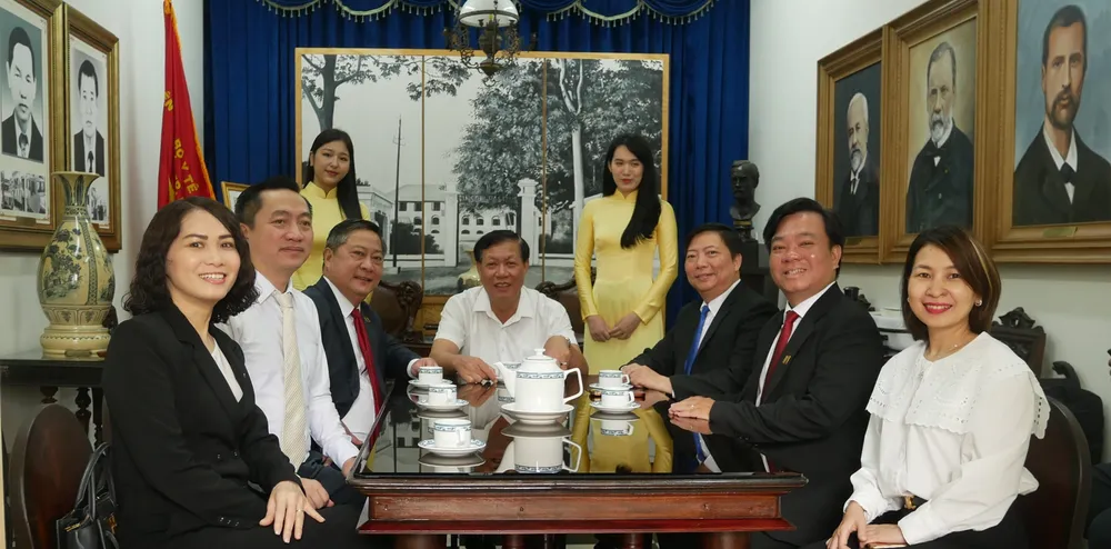 Thứ trưởng Bộ Y tế Đỗ Xuân Tuyên cùng lãnh đạo Viện Pasteur TPHCM và Sapharco tham quan Phòng Truyền thống tại Viện Pasteur TPHCM Screenshot 2025-06-06 105638.png