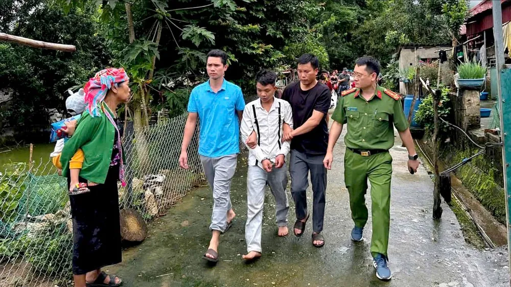 Lực lượng công an dẫn giải nghi phạm