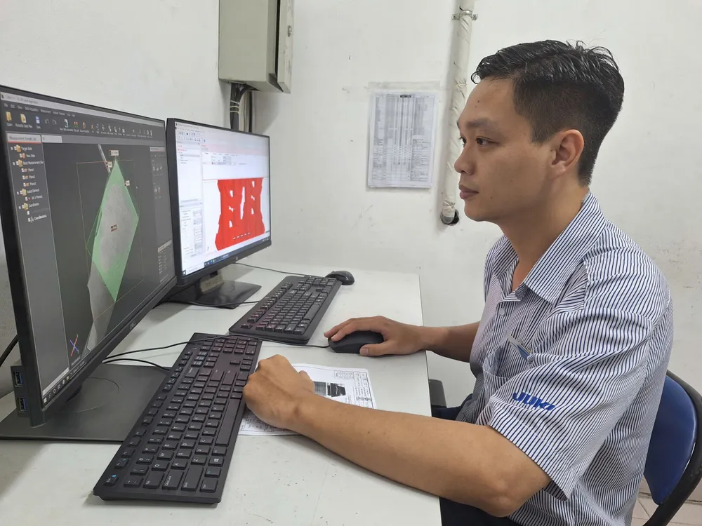 Anh Đào Nhật Tân miệt mài nghiên cứu để khắc phục các lỗi trong sản xuất 836d3582a87b1c25456a.jpg