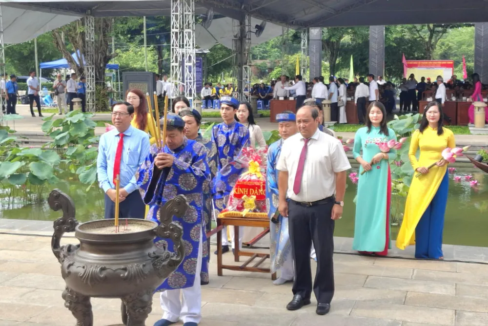 Nghi thức dâng bánh lên Đức Lễ Thành hầu Nguyễn Hữu Cảnh gio-2-3317-3133.jpg