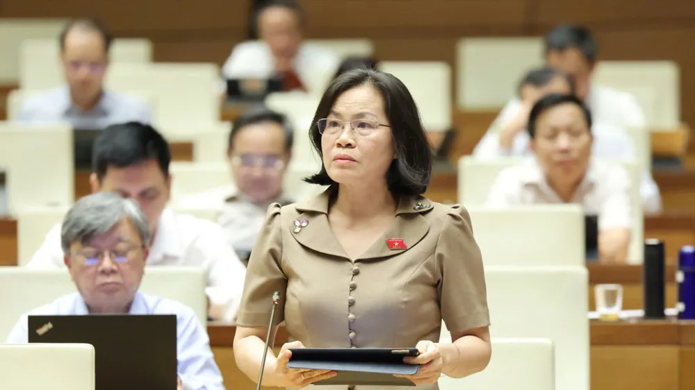 ĐB Nguyễn Thị Hồng Hạnh (TPHCM) phát biểu tại Quốc hội chiều 13-6. Ảnh: QUANG PHÚC Đại biểu Nguyễn Thị Hồng Hạnh (TPHCM).jpg