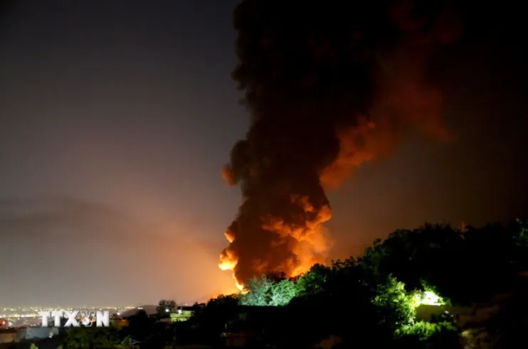 Kho dầu Shahran ở Tehran (Iran) trúng hỏa lực của Israel ngày 14-6-2025. (Ảnh: AA/TTXVN) Screenshot 2025-06-15 145738.png