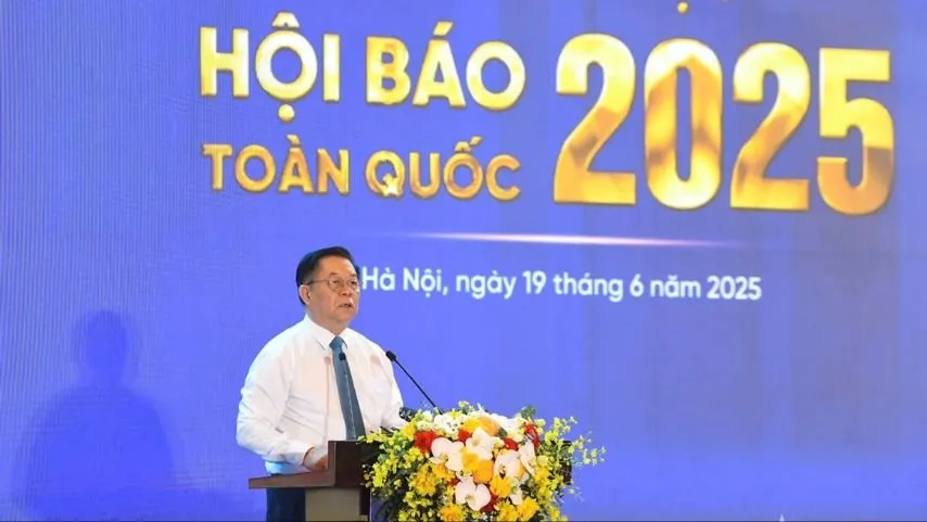 Le camarade Nguyen Trong Nghia, membre du Politburo, secrétaire du Comité central du Parti, chef de la Commission centrale de propagande et d'éducation, a pris la parole lors de la cérémonie d'ouverture du Festival national de la presse 2025. gen-h-nguyen trong nghia 1.jpg