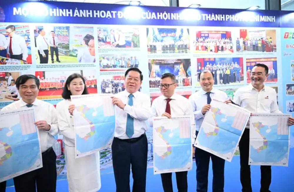 Le chef de la Commission centrale de propagande et de mobilisation de masse, Nguyen Trong Nghia, et les délégués ont visité le stand d'exposition de l'Association des journalistes de Hô-Chi-Minh-Ville. Screenshot 2025-06-19 204547.png
