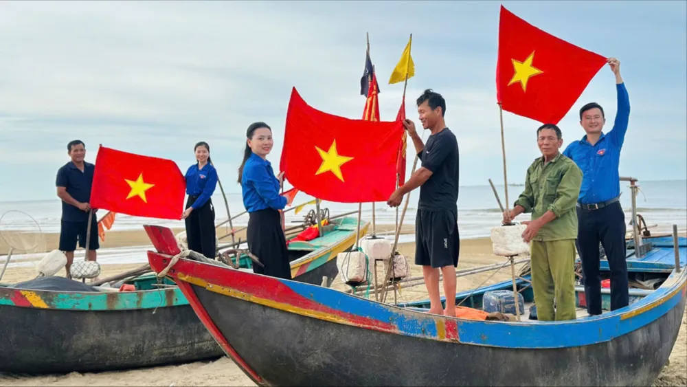 Trao tặng lá cờ Tổ quốc cho bà con ngư dân ở huyện Cẩm Xuyên
