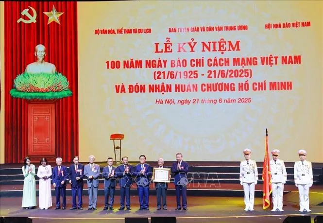 Tổng Bí thư Tô Lâm trao Huân chương Hồ Chí Minh cho Báo chí Cách mạng Việt Nam. Ảnh: Khánh Hoà/TTXVN huan-chuong-21625.jpg