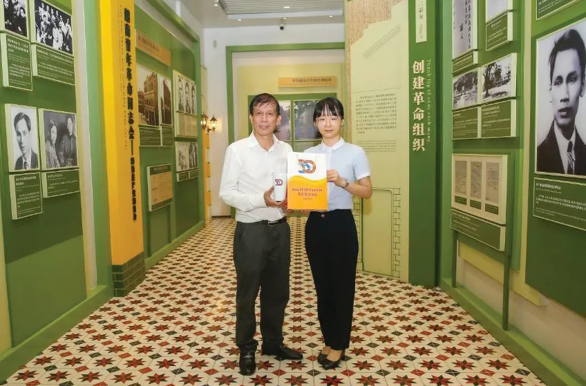 Phó Tổng Biên tập phụ trách Báo SGGP Nguyễn Khắc Văn tặng quà lưu niệm của Báo SGGP đến phụ trách Khu Di tích trụ sở Báo Thanh Niên Screenshot 2025-06-21 045755.png