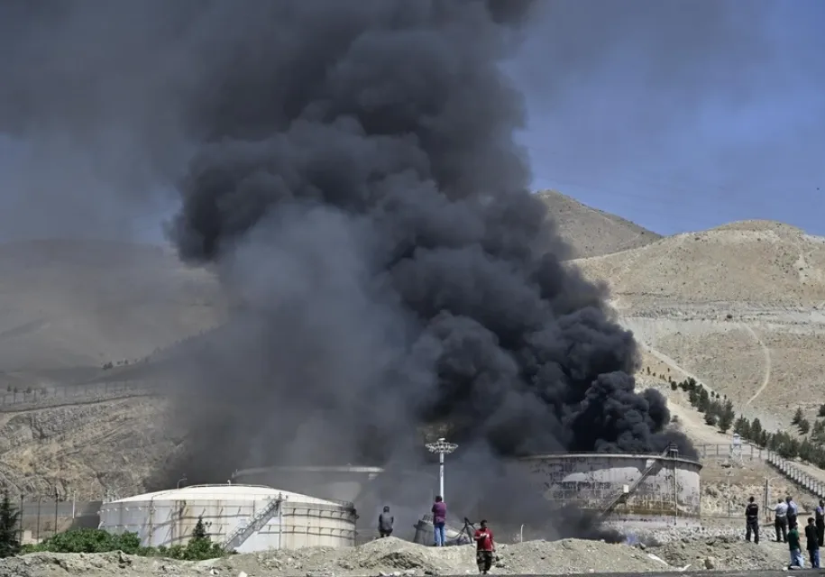 Khói bốc lên từ kho chứa nhiên liệu ở Tehran, Iran sau cuộc tấn công của Israel. Ảnh: Kyodo/TTXVN Screenshot 2025-06-21 192158.png