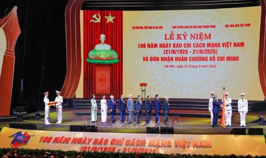 Tại lễ kỷ niệm, Tổng Bí thư Tô Lâm gắn Huân chương Hồ Chí Minh lên lá cờ truyền thống của Báo chí Cách mạng Việt Nam. Ảnh: Khánh Hoà/TTXVN Screenshot 2025-06-21 201934.png