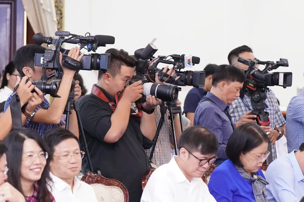 Báo chí TPHCM không ngừng chuyển mình, chủ động tích hợp công nghệ để đưa thông tin đến với công chúng một cách đa dạng và hấp dẫn (trong ảnh là phóng viên các cơ quan báo, đài Trung ương và TPHCM tác nghiệp tại Trung tâm Báo chí TPHCM). Ảnh: HOÀNG HÙNG U3a.jpg