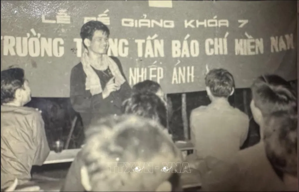 Nhà báo Võ Nhân Lý, Tổng Giám đốc Thông tấn xã Giải Phóng tại buổi bế giảng khóa đào tạo nghiệp vụ nhiếp ảnh của Trường Thông tấn báo chí Miền Nam, năm 1968. Ảnh: TTXVN U4a.jpg