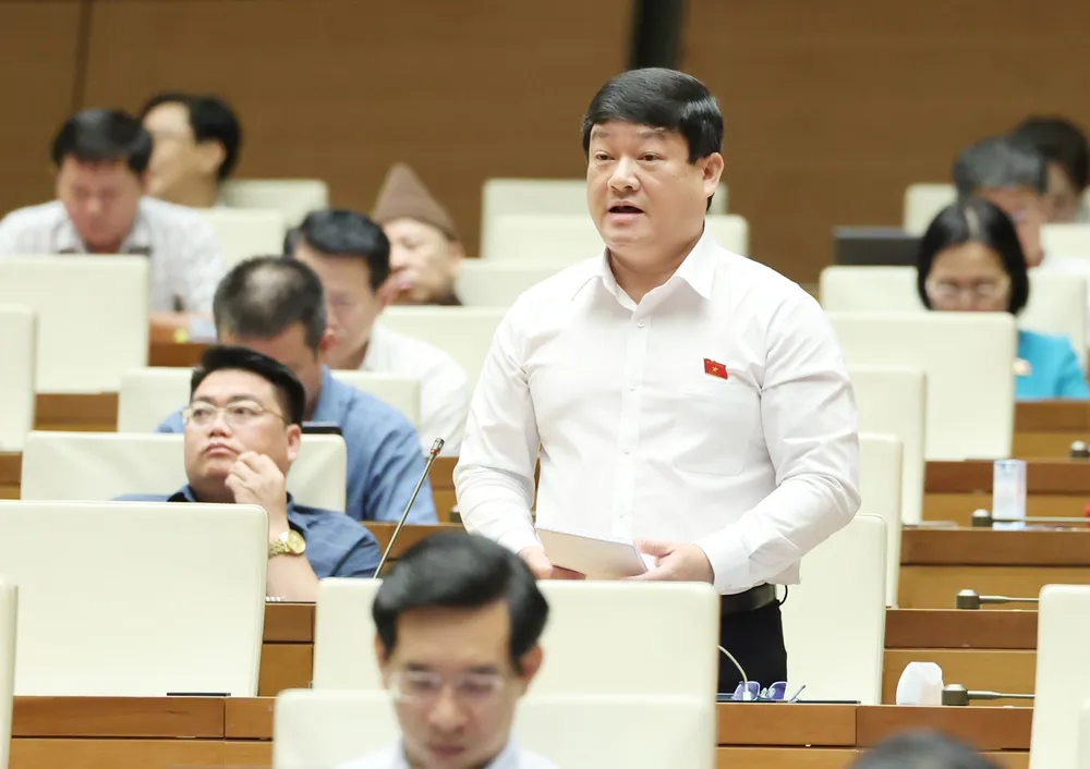 Đại biểu Lương Văn Hùng (Quảng Ngãi) tại phiên chất vấn và trả lời chất vấn. Ảnh: QUANG PHÚC U5b.jpg
