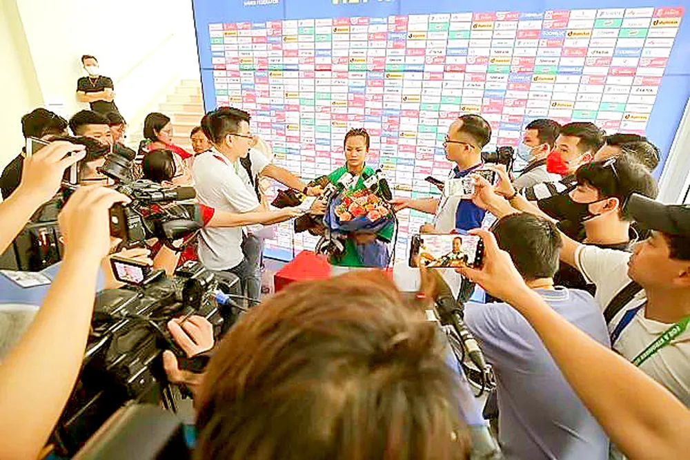Các phóng viên thể thao Việt Nam tác nghiệp tại SEA Games 31. Ảnh: DŨNG PHƯƠNG U6b.jpg