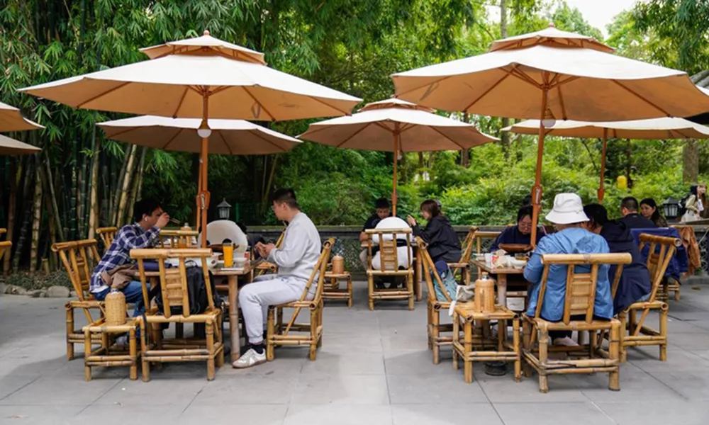 Người dân ở TP Meishan, tỉnh Tứ Xuyên, thong thả trải nghiệm ẩm thực bên ngoài sau 18 giờ. Ảnh: THX U8a.jpg