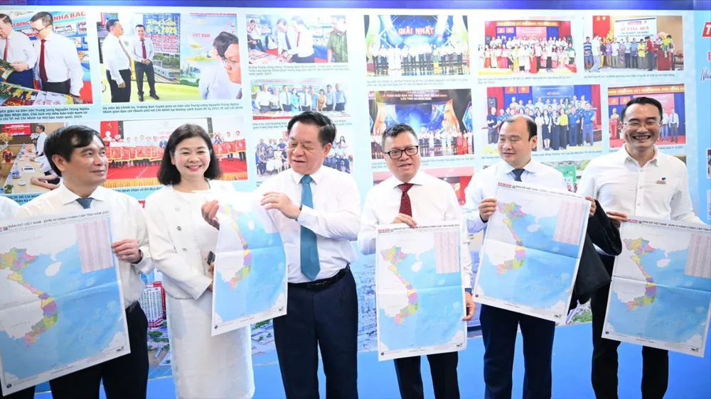 Đồng chí Nguyễn Trọng Nghĩa, Ủy viên Bộ Chính trị, Bí thư Trung ương Đảng, Trưởng Ban Tuyên giáo và Dân vận Trung ương cầm bản đồ 34 tỉnh do Báo SGGP tặng bạn đọc khi thăm gian hàng của Hội Nhà báo TPHCM, tại Hội báo toàn quốc 2025 z6725169995802_1a5d4ee81a5c68a8919f2a4ec396931f.jpg