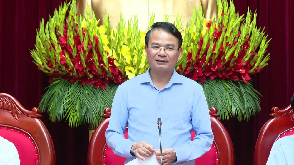Đồng chí Đặng Xuân Phong, Ủy viên Ban Chấp hành Trung ương Đảng, Bí thư Tỉnh ủy, Trưởng Đoàn Đại biểu Quốc hội tỉnh Vĩnh Phúc kết luận hội nghị 111d2182439t732l3-120d2170742t3683l9-z.jpg