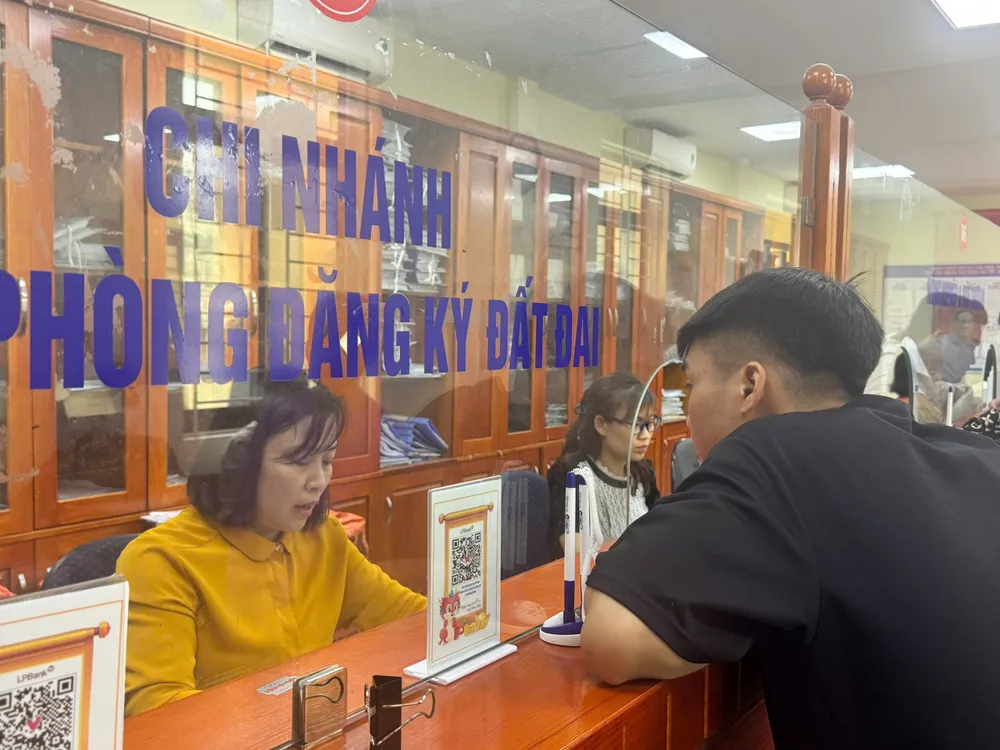 Cán bộ tiếp nhận hướng dẫn người dân thủ tục hành chính trong lĩnh vực đất đai tại Trung tâm phục vụ hành chính công xã Cẩm Khê mới 113d1145835t5064l0-xa-cam-khe.jpg