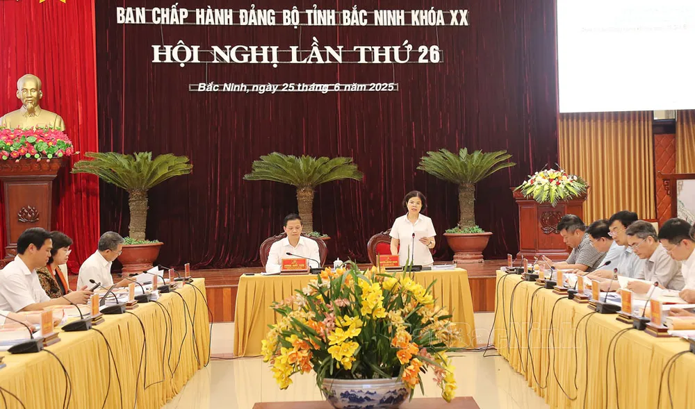 Standing Deputy Secretary of the Provincial Party Committee, Chairman of the Provincial People's Council Nguyen Huong Giang delivered the opening speech at the conference. 211670_82ae1ea7897136eb4dc1acff5a428ce1.jpg
