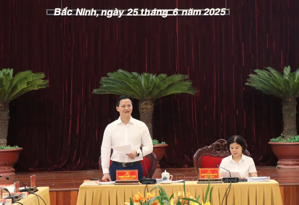 Chairman of the Provincial People's Committee Vuong Quoc Tuan speaks at the conference 211671_b449ce1d963a29fbad231009f29bf096.jpg
