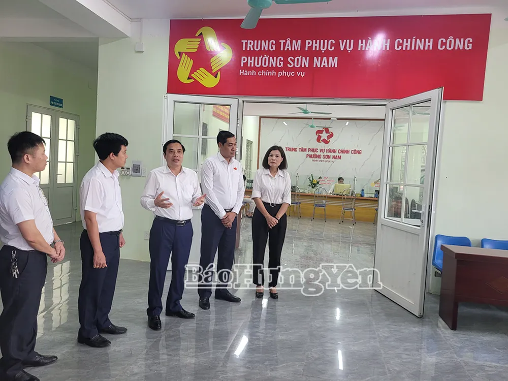 Bí thư Thành ủy Hưng Yên Phạm Huy Bình kiểm tra tại Trung tâm Phục vụ hành chính công phường Sơn Nam mới 87244_bi_thu_thanh_uy_hung_yen_pham_huy_binh_kiem_tra_tai_trung_tam_phuc_vu_hanh_chinh_cong_phuong_son_nam_moi_21263524.jpg