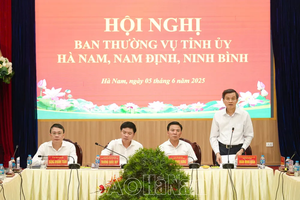 Đồng chí Đoàn Minh Huấn, Ủy viên Trung ương Đảng, Bí thư Tỉnh ủy tỉnh Ninh Bình phát biểu tại hội nghị anh-4_1749124885853.jpg