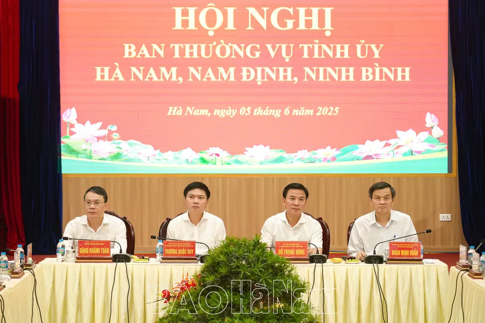 Các đồng chí chủ trì hội nghị anh2_1749124885944.jpg