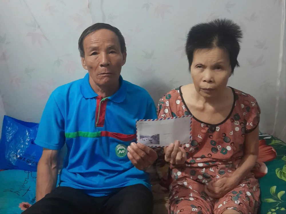 Gia đình bà Út nhận tiền hỗ trợ đợt 2 của bạn đọc cvb.jpeg