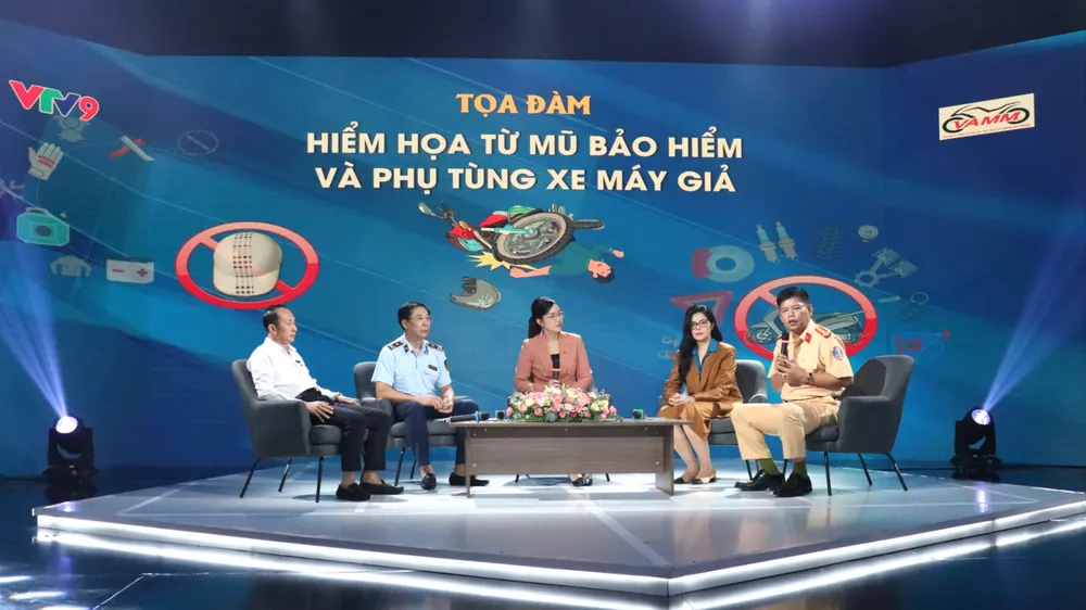 Các đại biểu chia sẻ tại tọa đàm