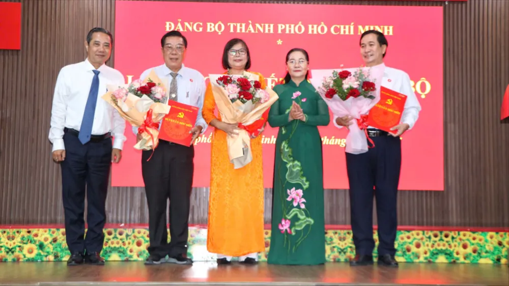 Đồng chí Nguyễn Thị Lệ trao quyết định nghỉ công tác cho các cán bộ trong đợt chuyển đổi sang mô hình chính quyền địa phương 2 cấp f7fb4830a8d51f8b46c4-9396-1341.jpg