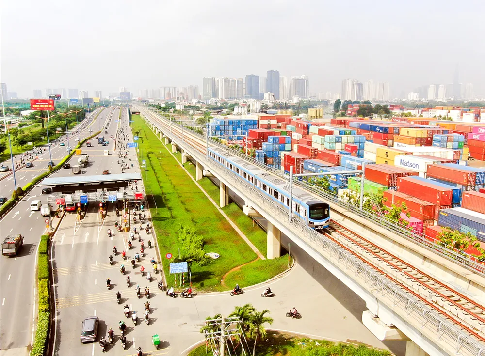 Metro Line No. 1 running parallel to Hanoi Highway (HCMC) is expected to connect with Binh Duong and Ba Ria - Vung Tau. Photo: HOANG HUNG Screenshot 2025-06-26 050030.png