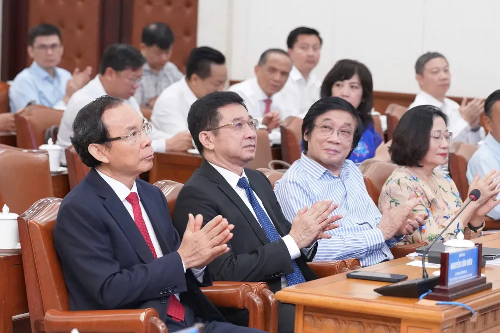 លេខាគណៈកម្មាធិការបក្សទីក្រុងហូជីមិញ លោក Nguyen Van Nen និងថ្នាក់ដឹកនាំទីក្រុងហូជីមិញបានចូលរួមសន្និសីទប្រកាសគម្រោងកែសម្រួលផែនការទូទៅទីក្រុងហូជីមិញដល់ឆ្នាំ ២០៤០ ចក្ខុវិស័យដល់ឆ្នាំ ២០៦០។រូបថត៖ VIET DUNG Z1 MOI.jpg