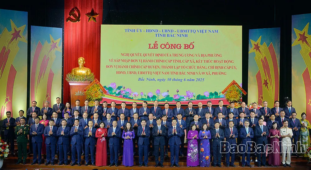 Đồng chí Nguyễn Duy Ngọc, Ủy viên Bộ Chính trị, Bí thư Trung ương Đảng, Chủ nhiệm Ủy ban Kiểm tra Trung ương chụp ảnh lưu niệm với Ban Chấp hành Đảng bộ tỉnh Bắc Ninh 211862_59a873c048c5519c8b3c6a6271f9030b.jpg